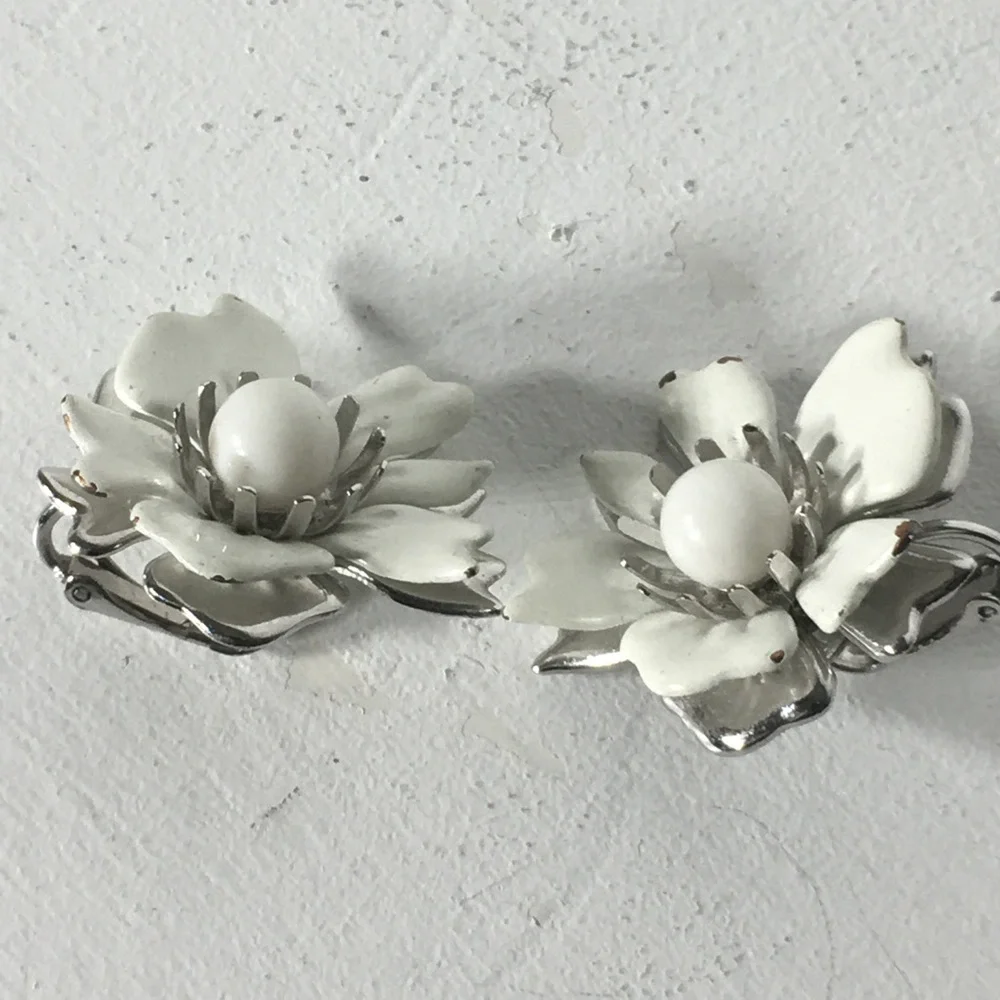 60s Sarah Coventry White Flower Clipon Earrings